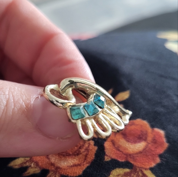 4/$20 🌟Lot of clip-on earrings mismatched. - Picture 15 of 15